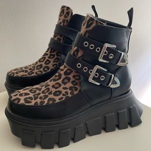 LaModa leopard print platforms in size 6. Good condition.